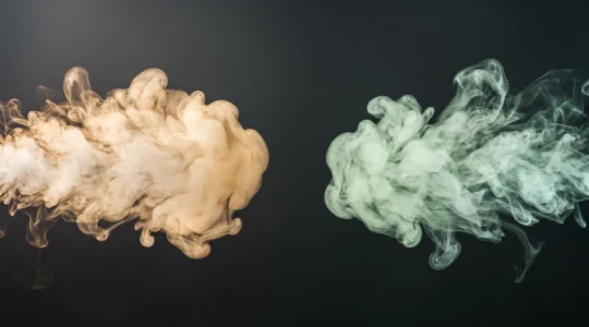 Deux nuages de vapeur suspendus dans l'air évoquant respectivement un cappuccino crémeux et un mojito frais, sans aucun objet réel