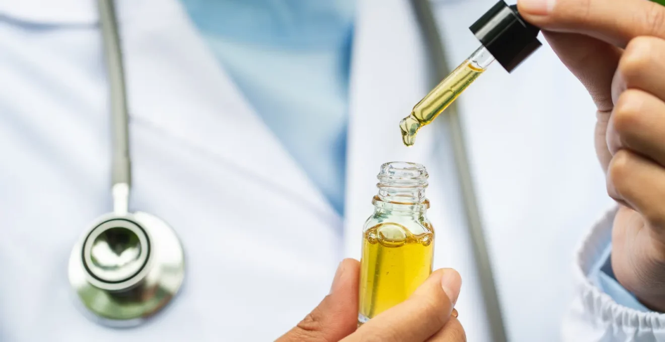 Une personne compare un certificat d'analyse imprimé avec un pot de fleurs de CBD posé sur une table.